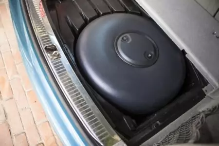 zbiornik LPG w bagażniku samochodu
